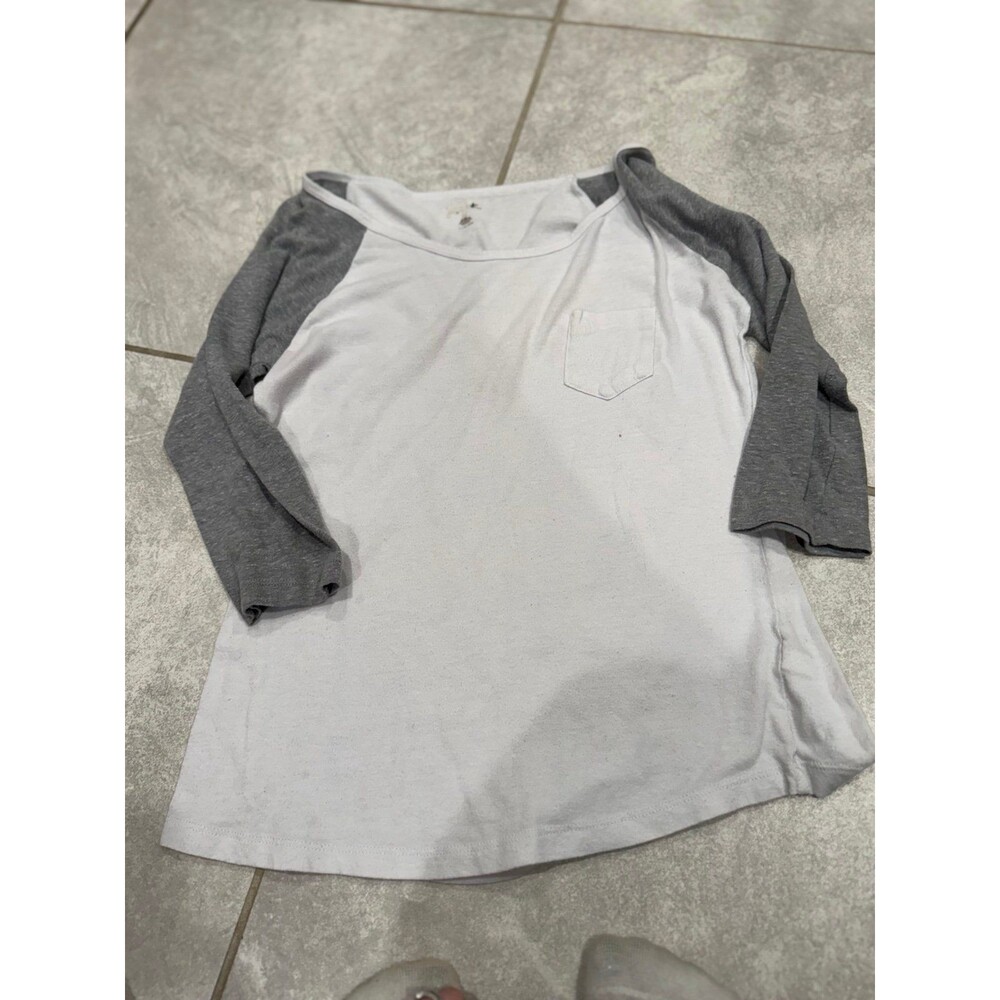 3/4 sleeve white and gray tshirt size Medium